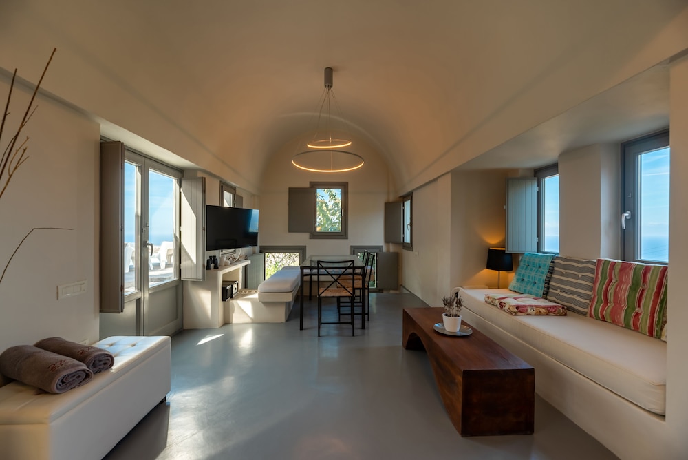 270 Oia's View 24/50