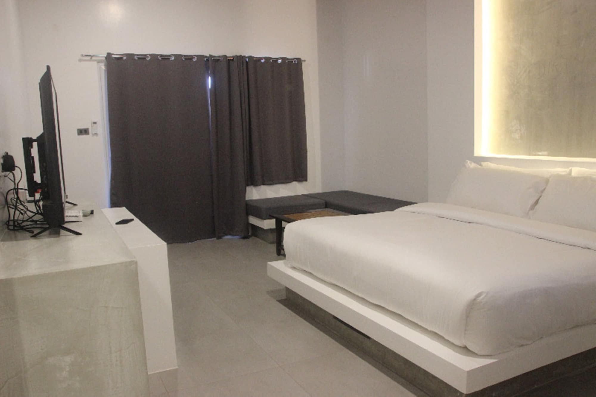 غرفة عائلية ركنية بسرير كينج بشرفة مع أريكة، Amihan Resort 3/5