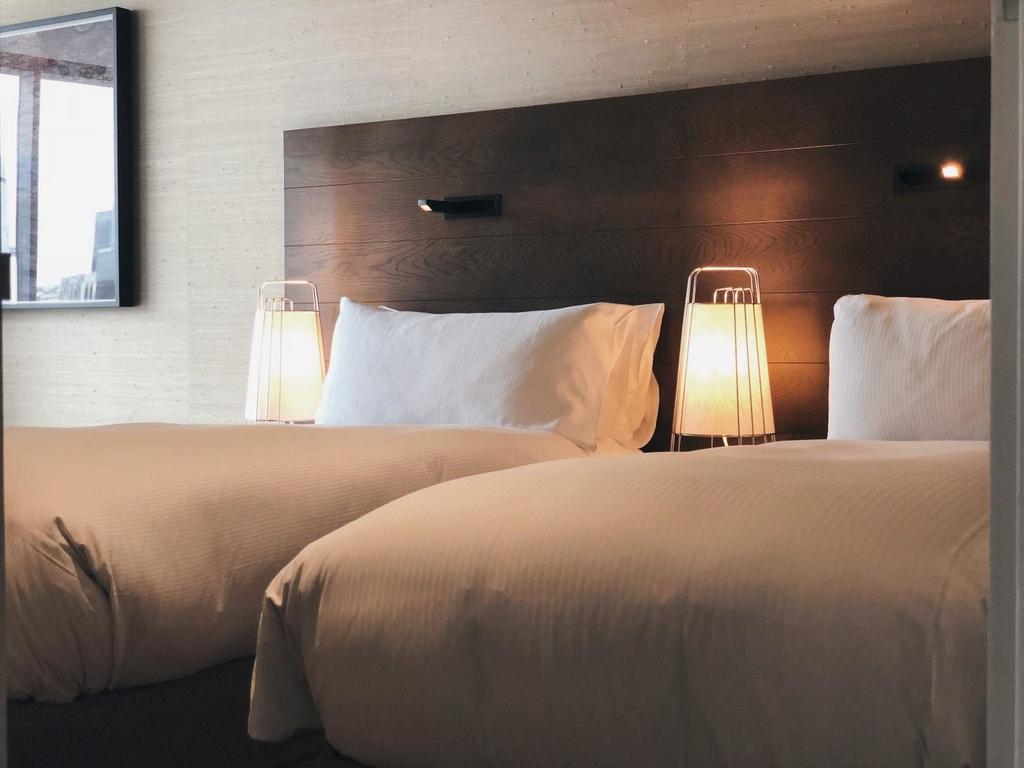 DELUXE, DOUBLE OR TWIN BED