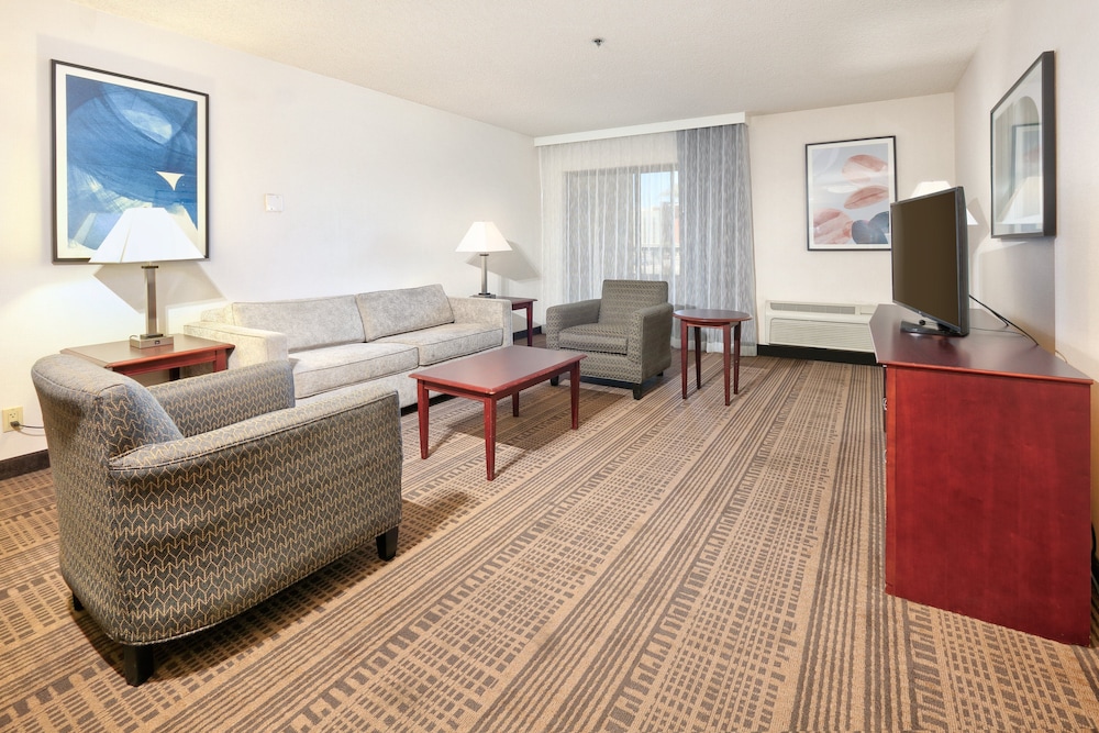 Holiday Inn Hotel And Suites 46/66