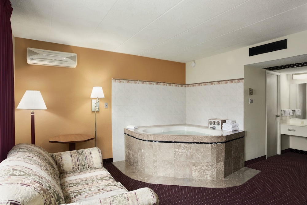 Ramada by Wyndham Pittsburgh/New Stanton 13/38