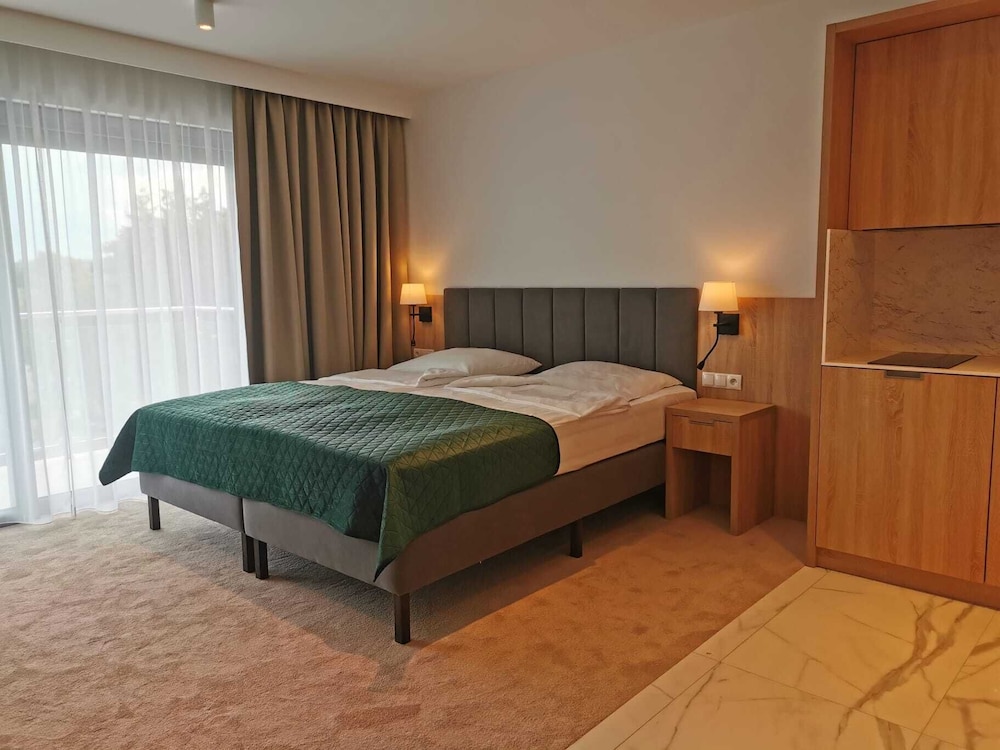 DELUXE, KING BED