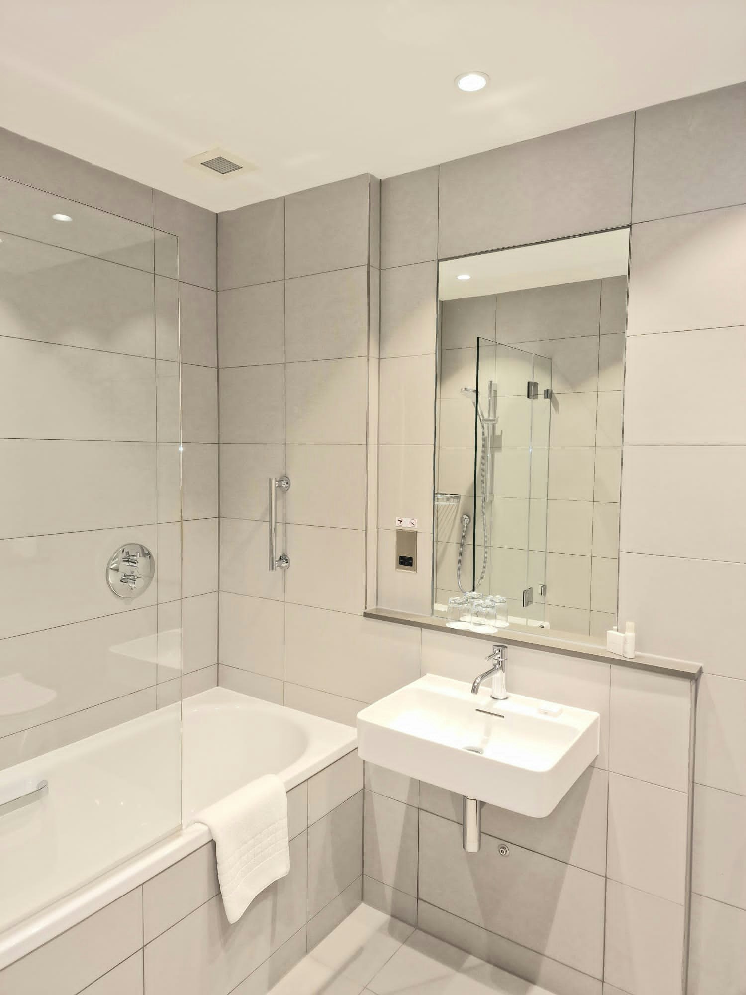Astor Court Hotel 40/43