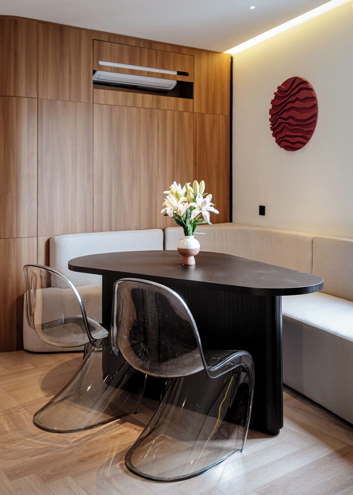 Metrolux City Contemporary Hotel 2/50
