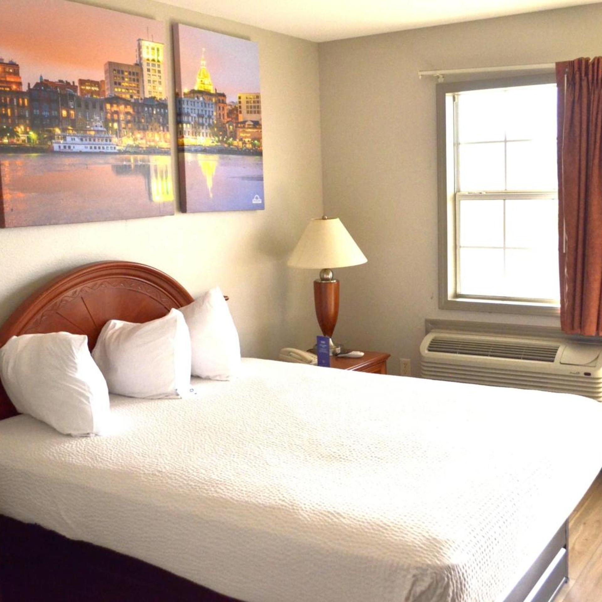Room, Queen Bed, Bathtub, Accessible