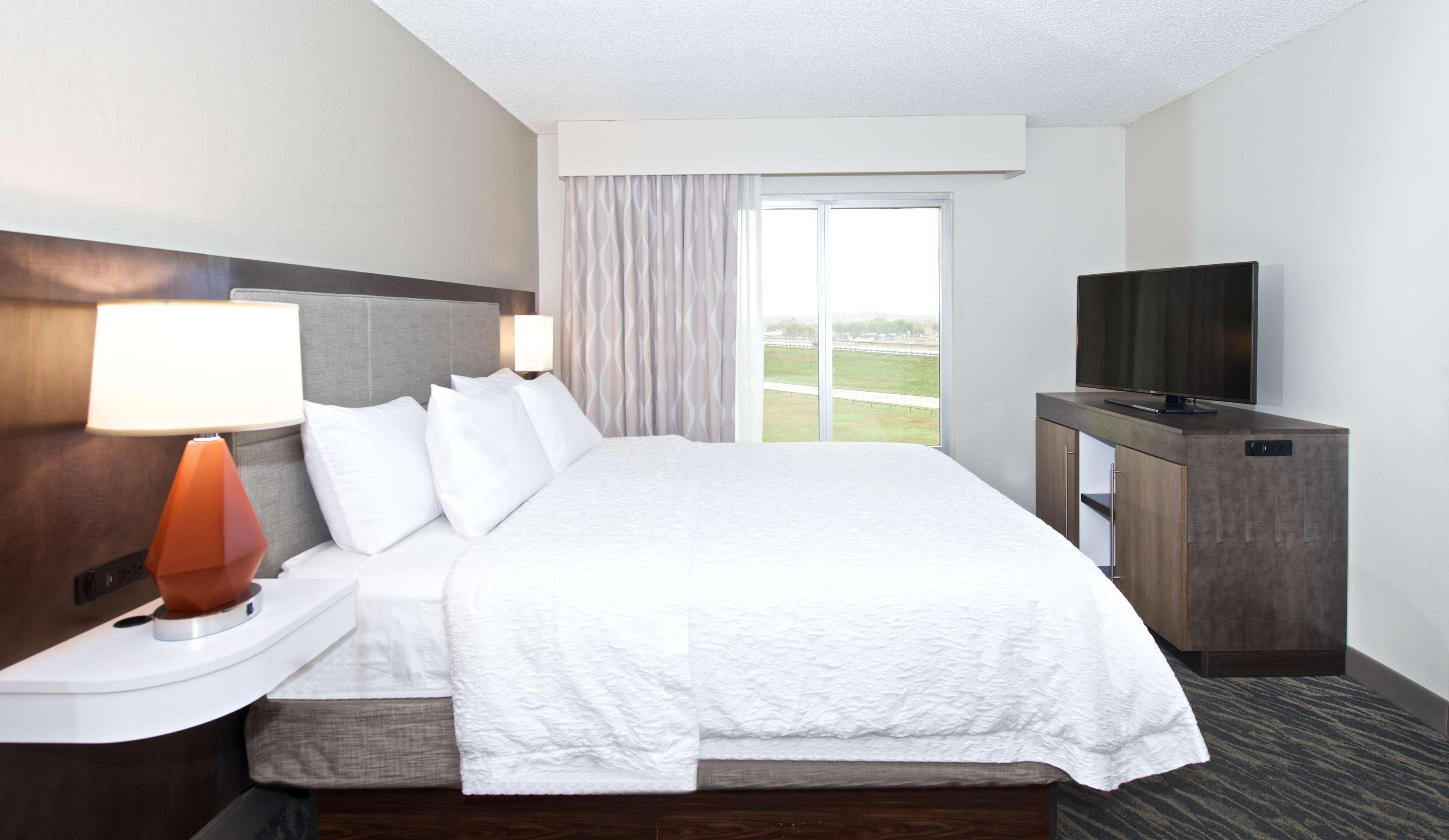 1 BEDROOM, SUITE, KING BED