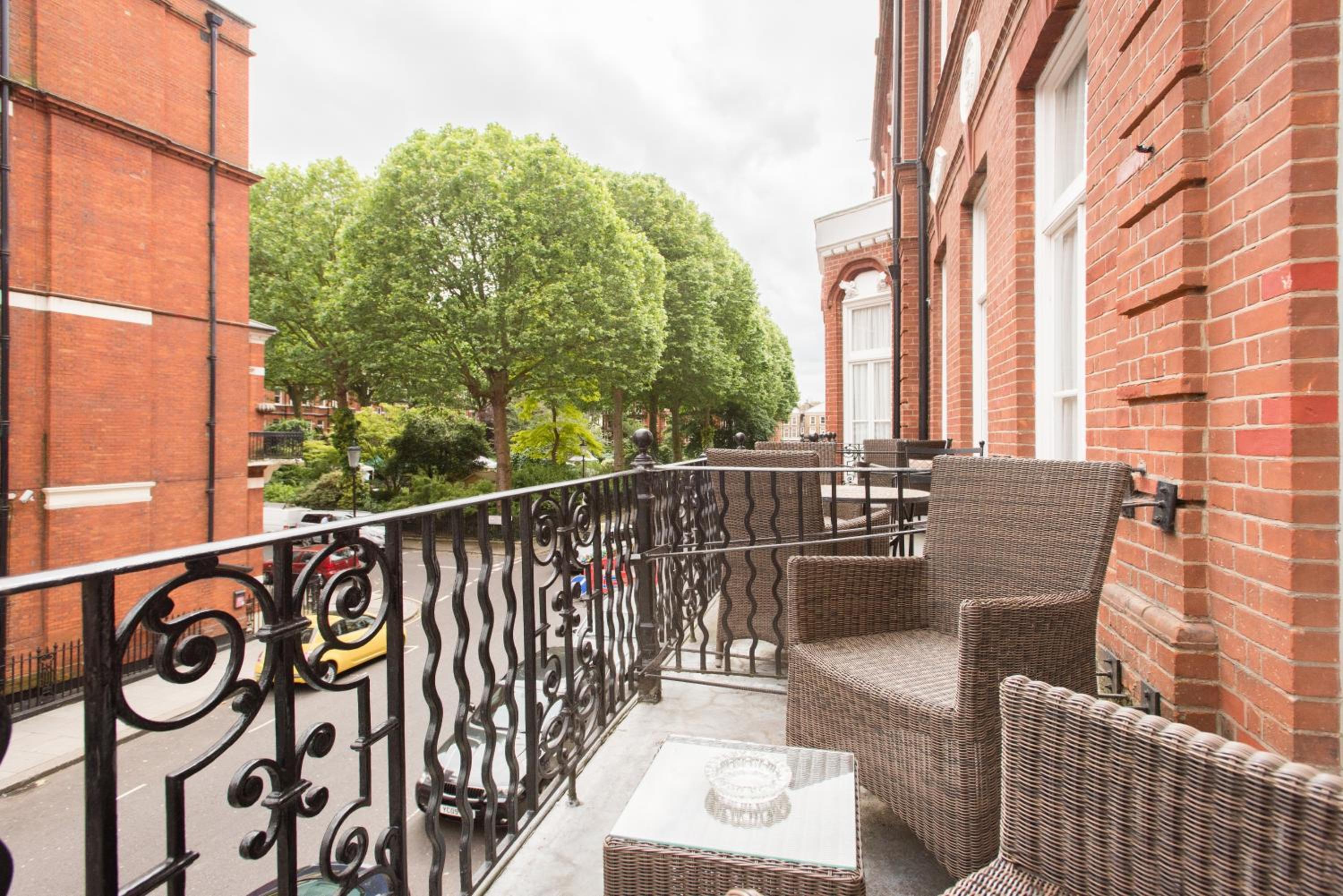 جناح رئاسي بشرفة، Presidential Apartments - Kensington 10/10
