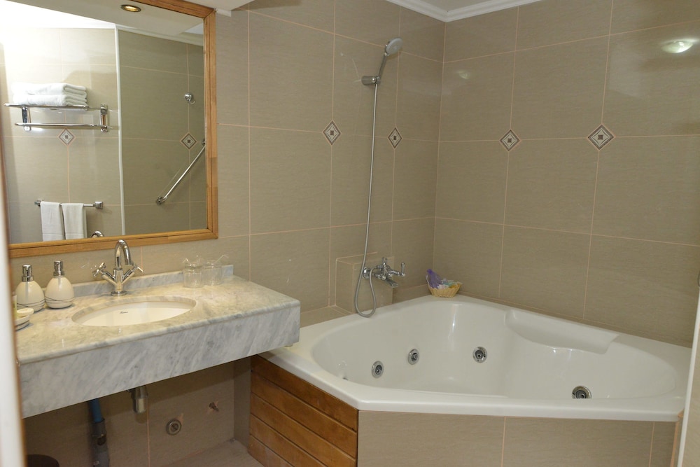 Howard Johnson by Wyndham Rinconada De Los Andes 28/30
