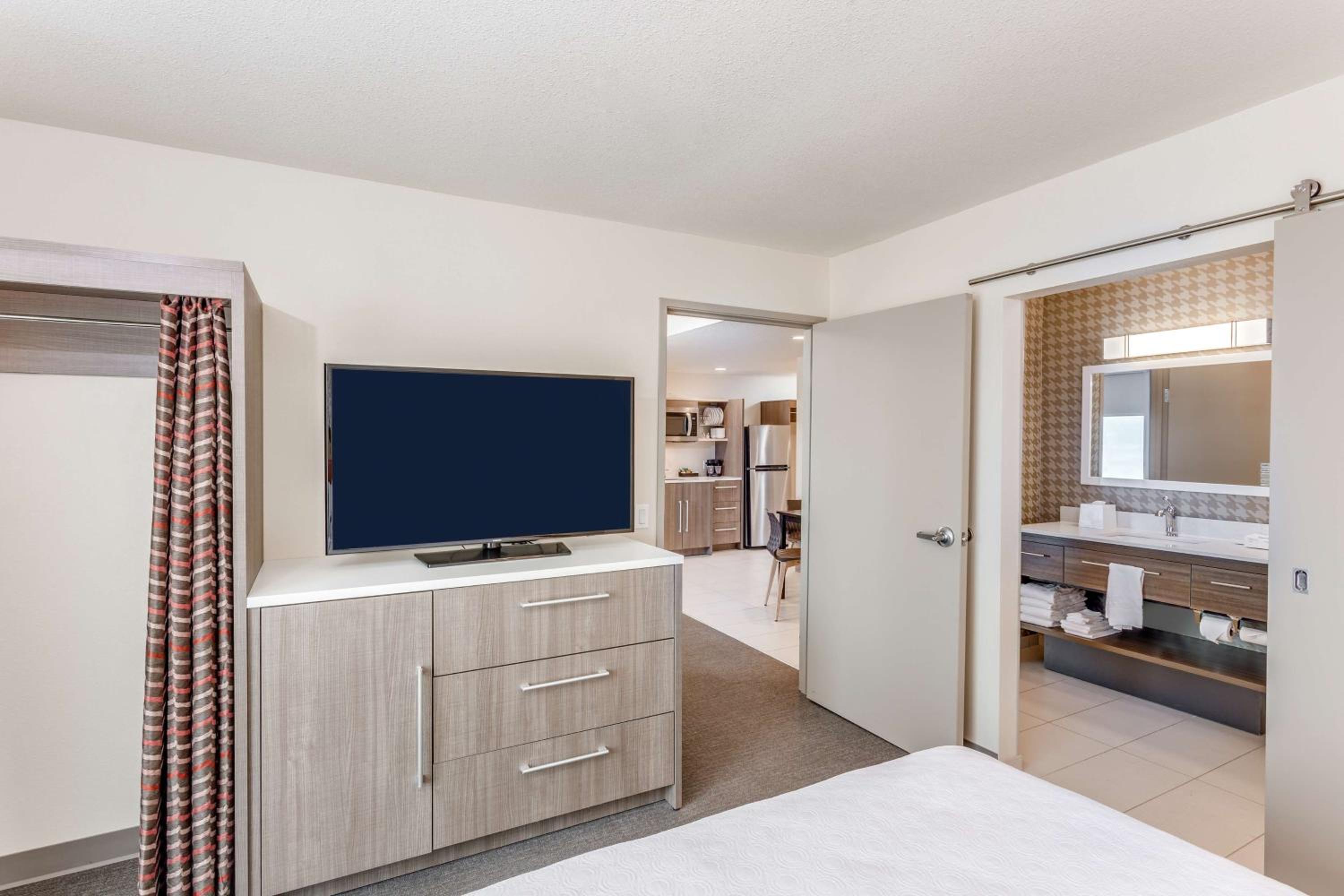 1 BEDROOM, SUITE, KING BED