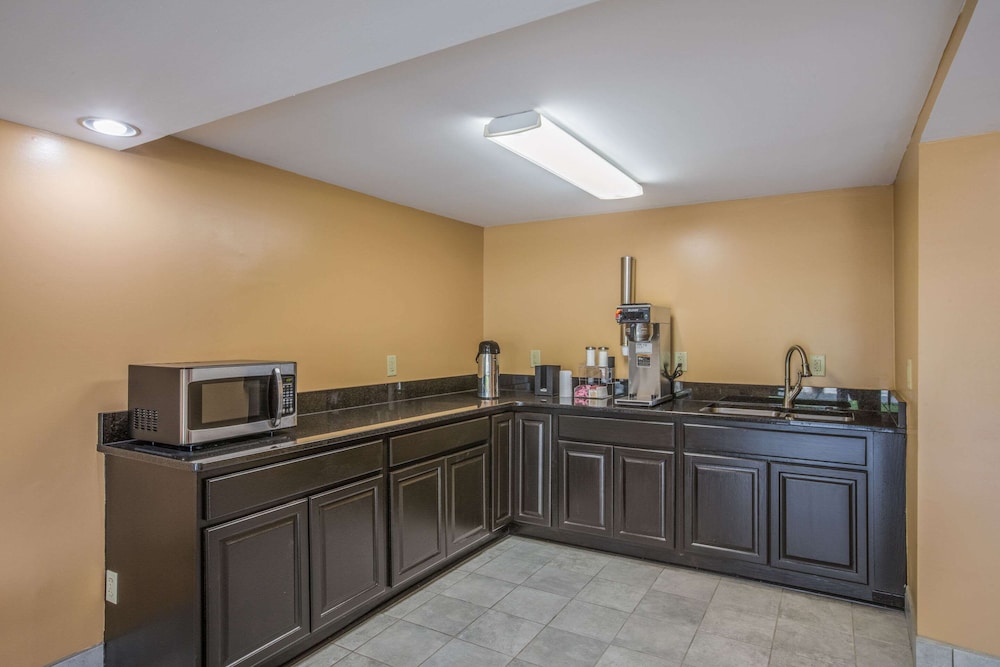 Rodeway Inn and Suites Macon 7/45