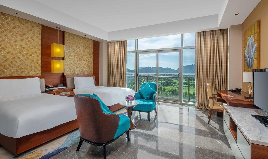 Room, Twin Beds, Golf Course View