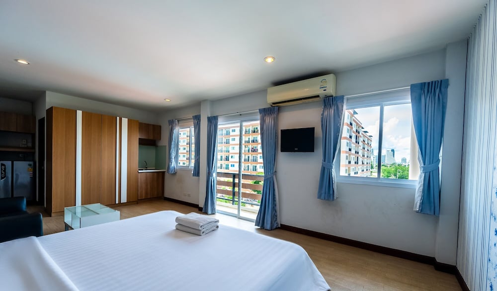 DELUXE, DOUBLE BED