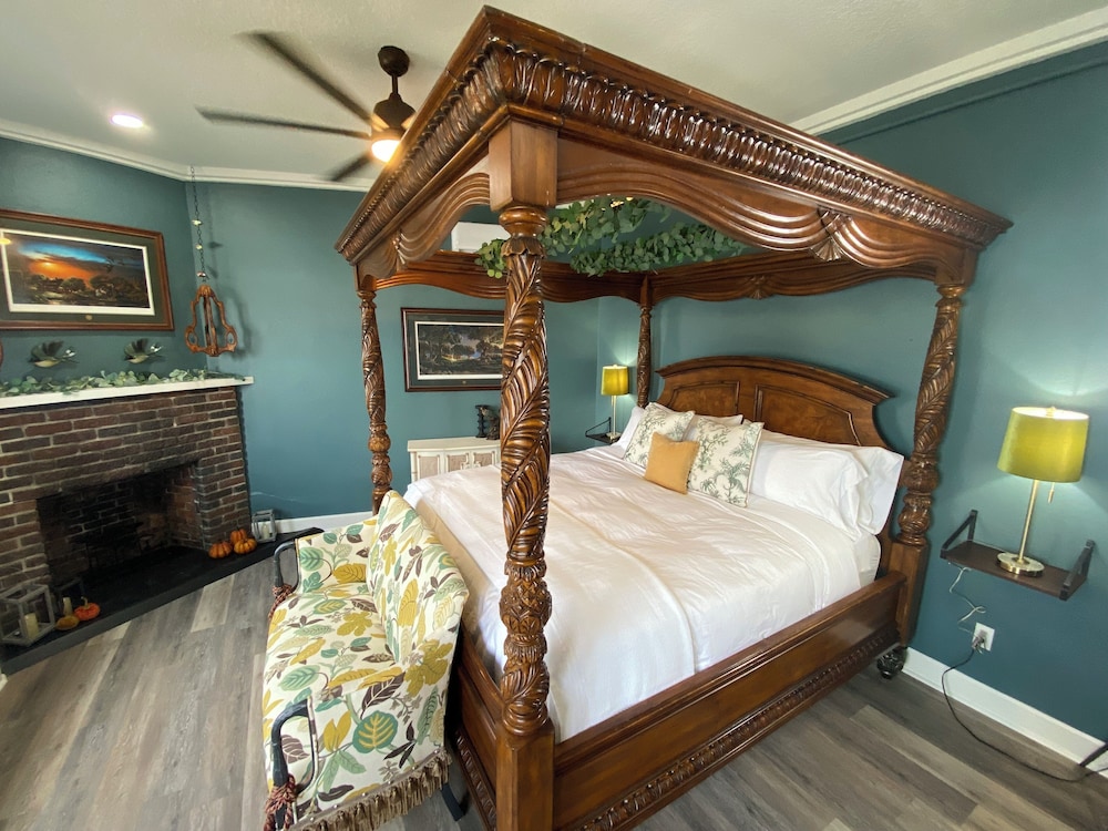 Ridgewood, Forest, King Bed