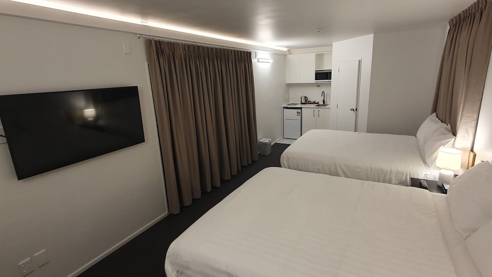 Oaktree Motel 6/15