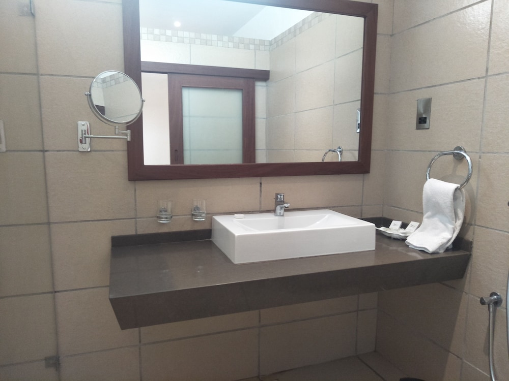 Travellers Beach Hotel and Club 47/50
