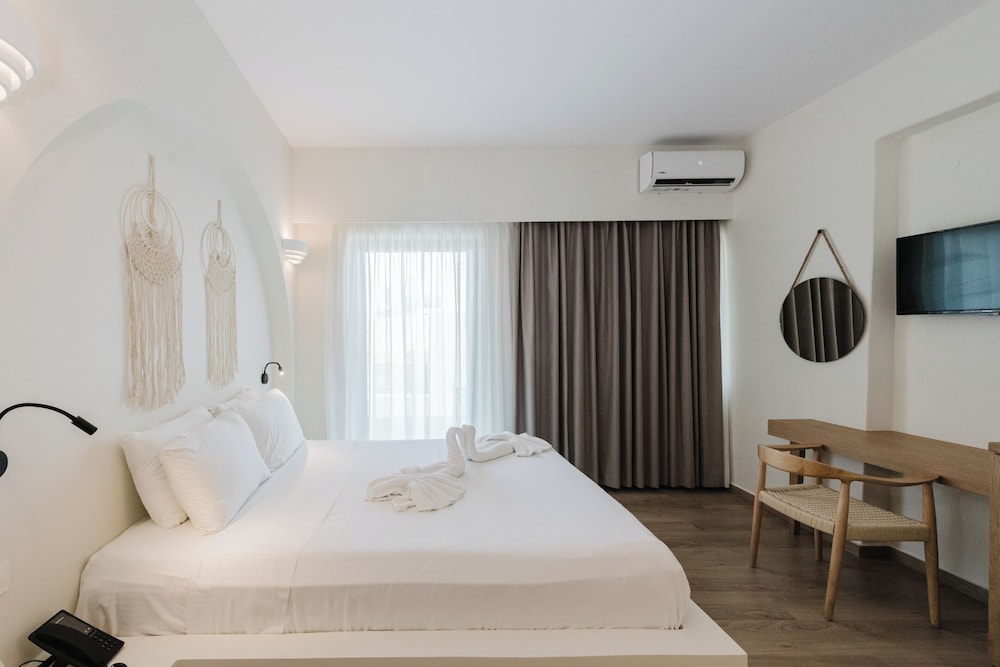 Harmony, Queen Bed, Village View، Evexia Boutique Hotel & Spa - Adults Only 4/10