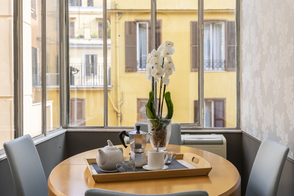 Rome Accommodation Condotti with terrace 42/50