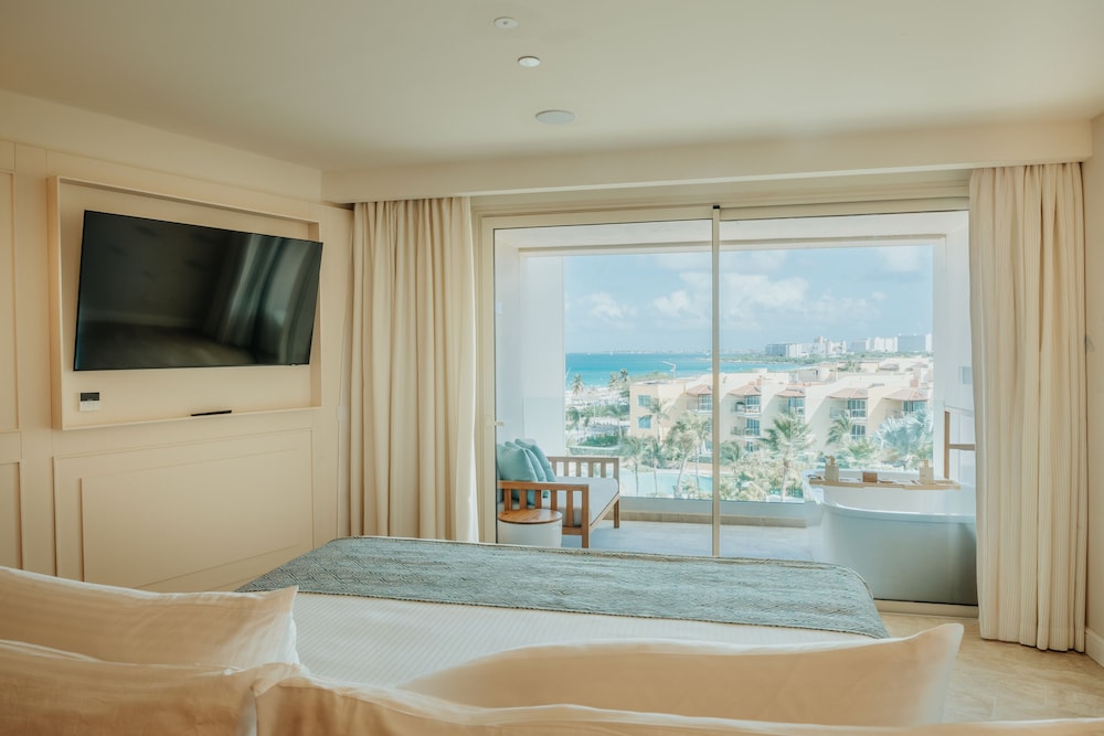 Suite, King Bed, Lateral Side Ocean View, Butler