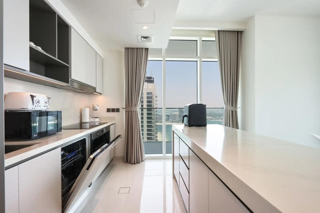 3BR with Marina Skyline View & Private Beach 17/26