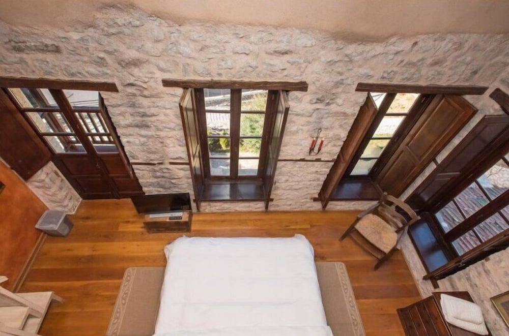 Epoches Luxury Suites 25/50