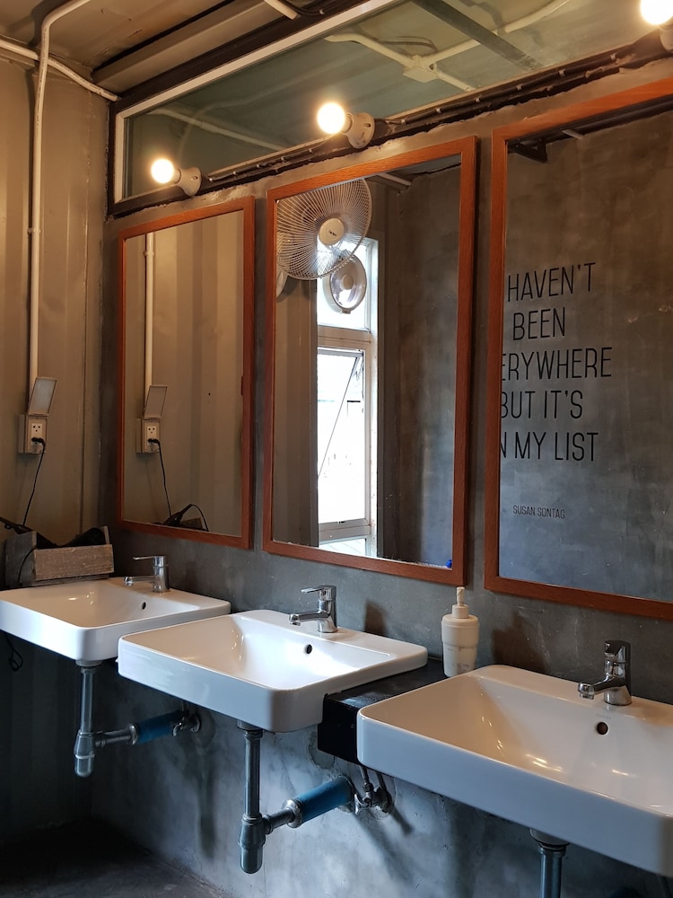 The Yard Hostel 50/50