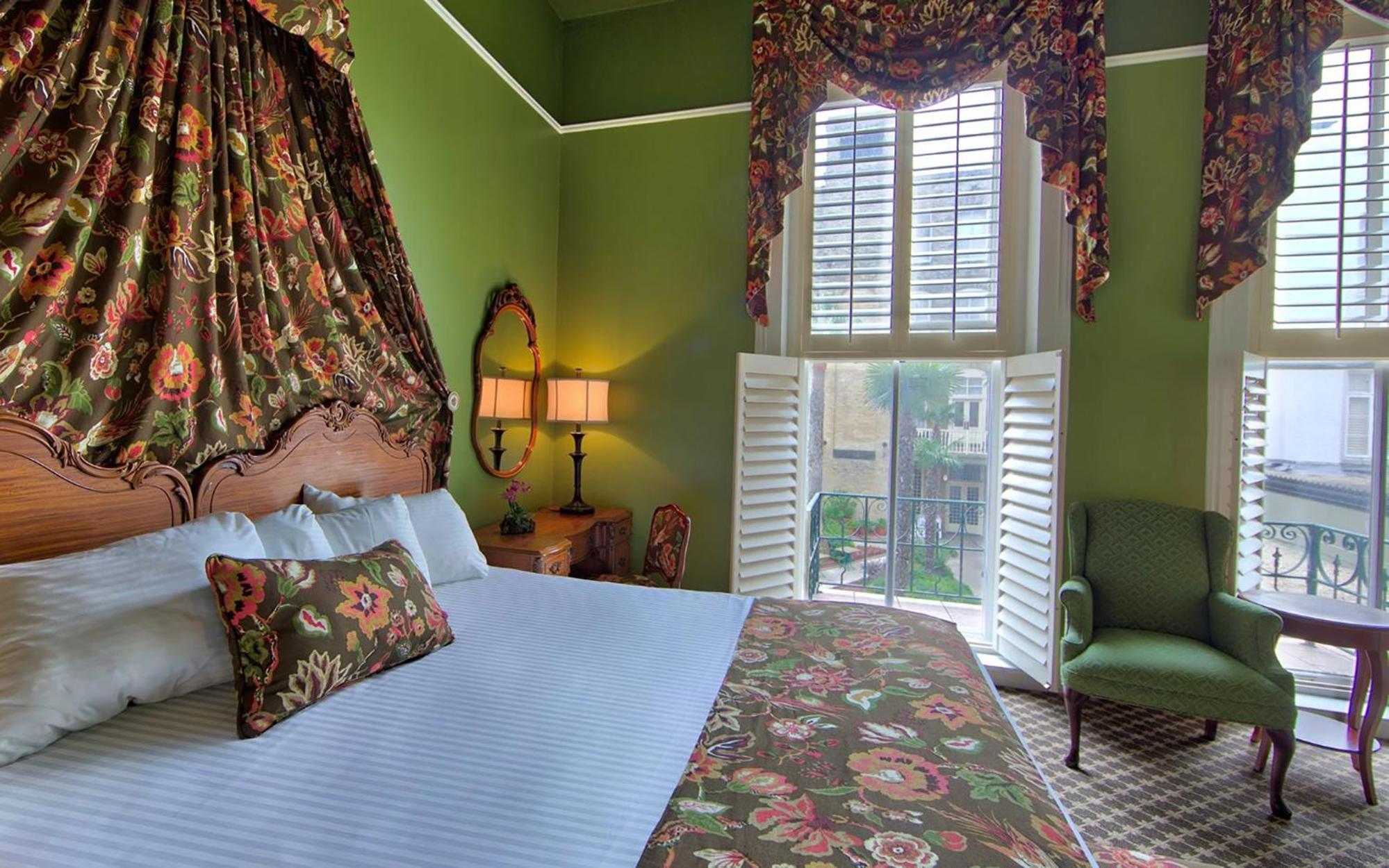 Suite, Queen Bed, Balcony