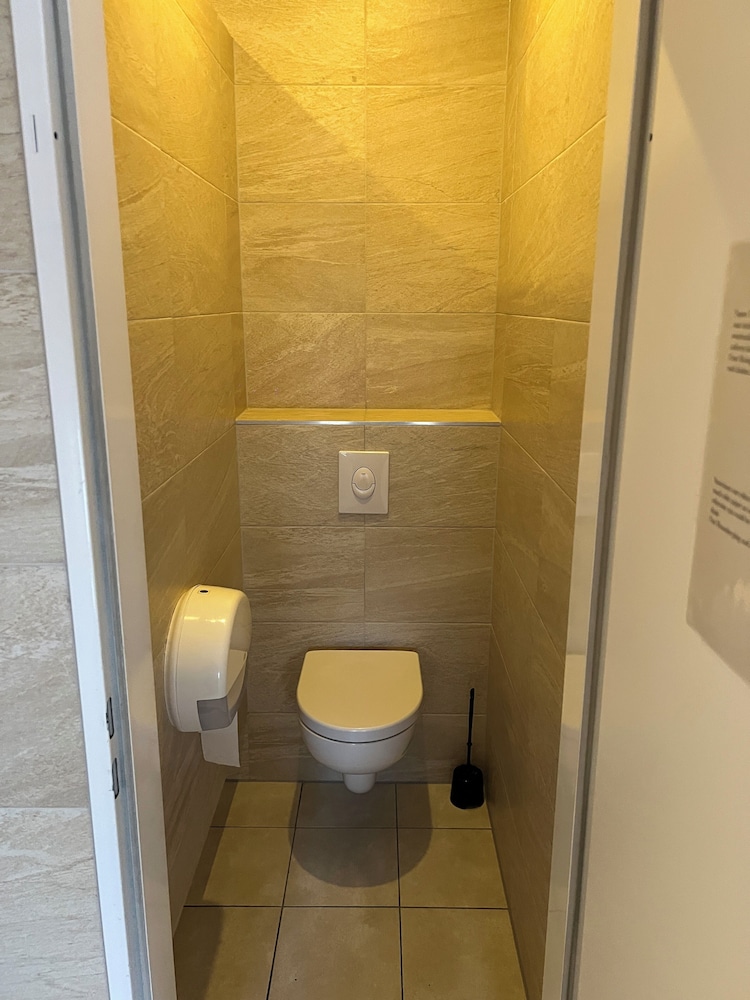 BASIC, TRIPLE, SHARED BATHROOM