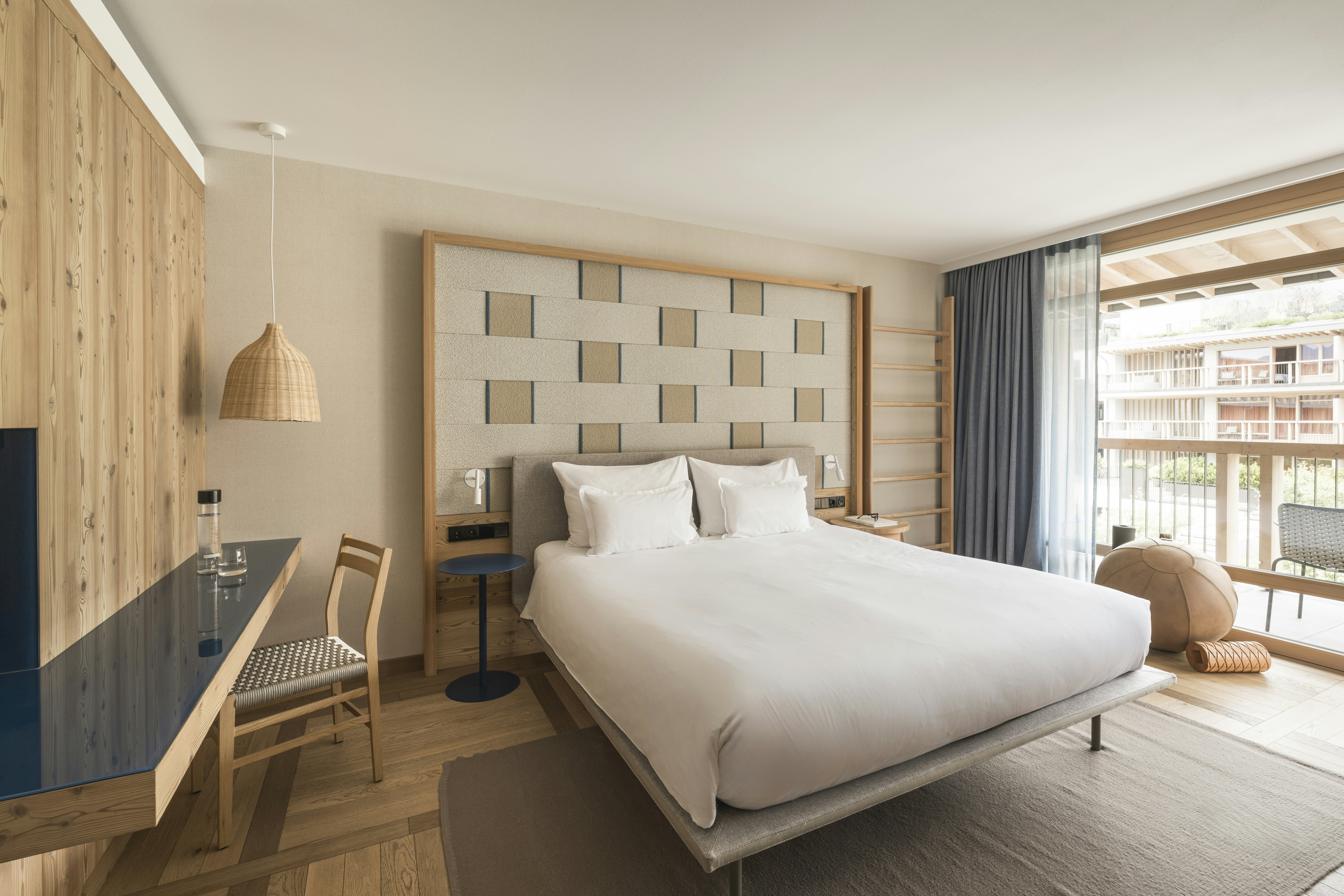 GRAND, DELUXE, DOUBLE BED