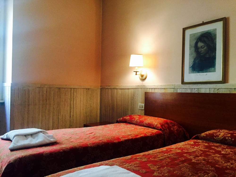 Pyramid Hotel 22/71