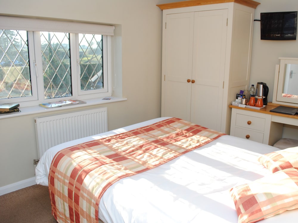 Marsham Arms Coaching Inn Hotel 30/65