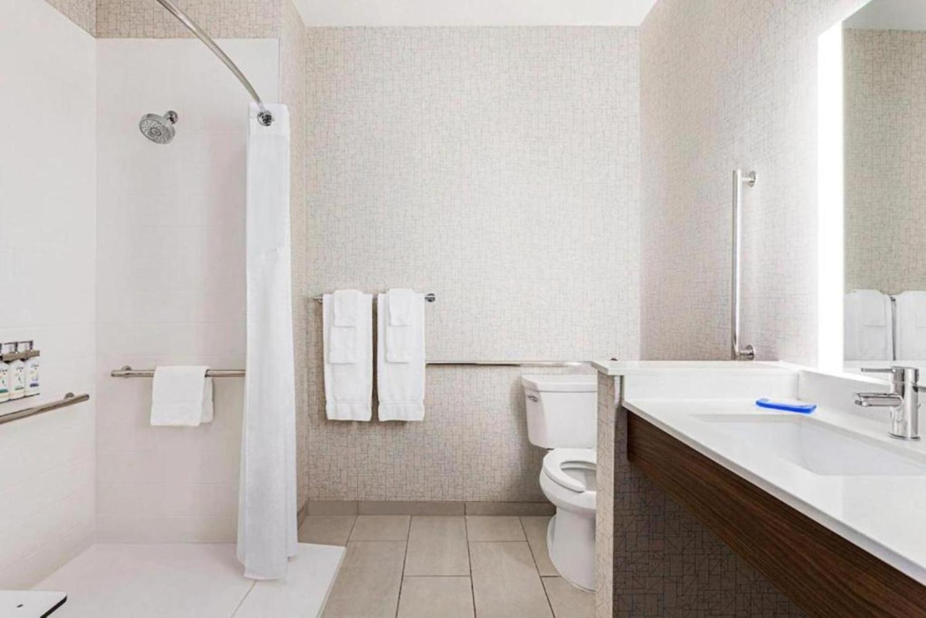غرفة قياسية بسريرين كوين بحوض استحمام لذوي الإعاقة، Holiday Inn Express and Suites Austin North Pflugerville 2/4