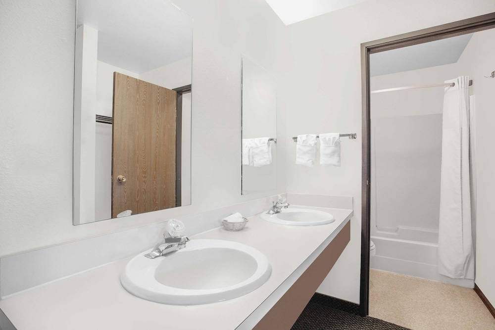 Super 8 by Wyndham Moscow / Pullman 6/39