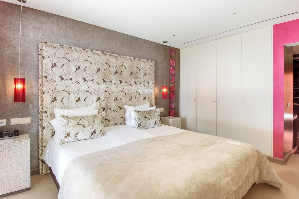 DELUXE, SUITE