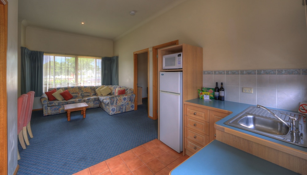 Tanjil Motor Inn 22/48