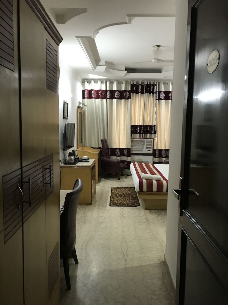 HOTEL TJS ROYALE 28/44