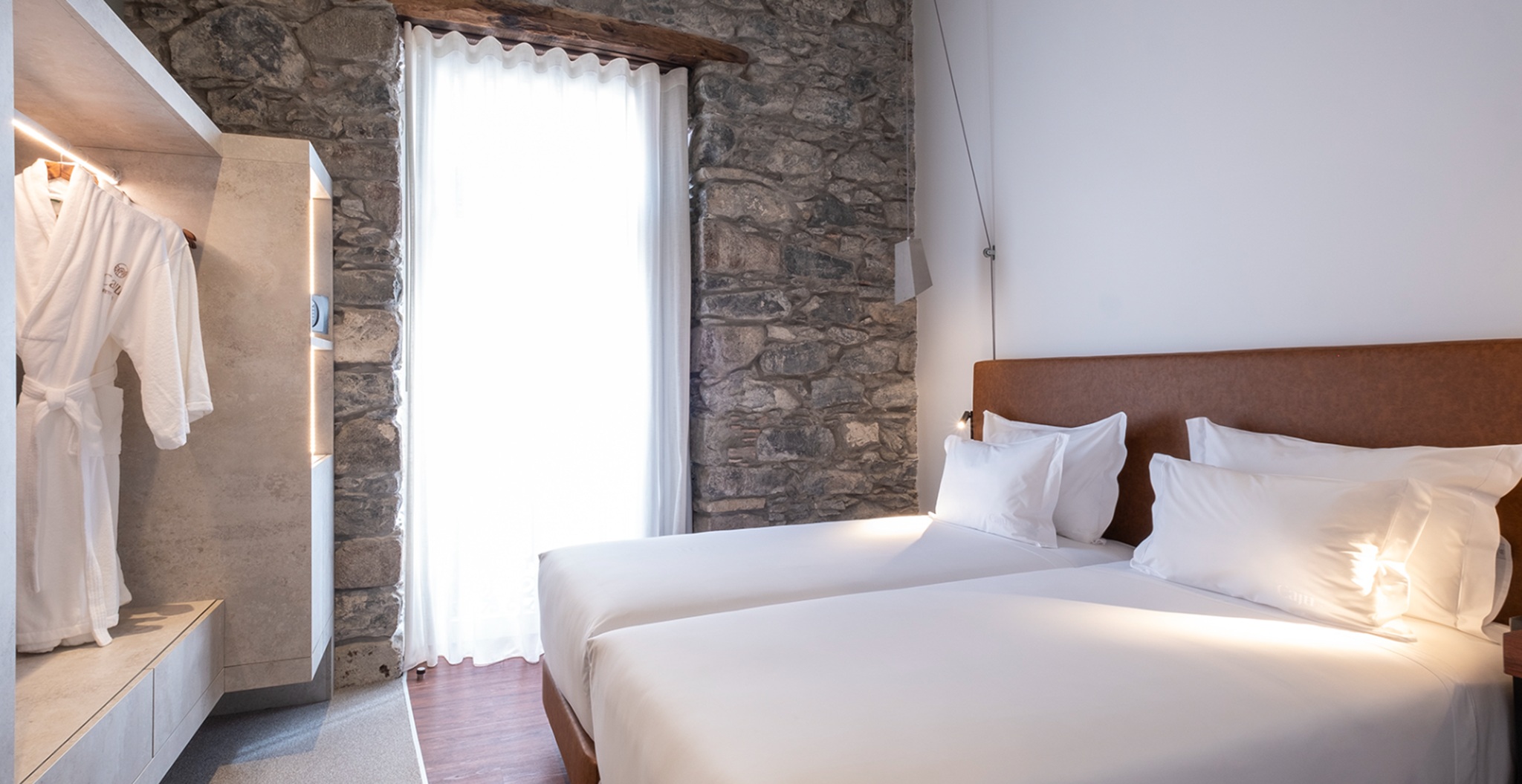 ROOM, DOUBLE OR TWIN BED