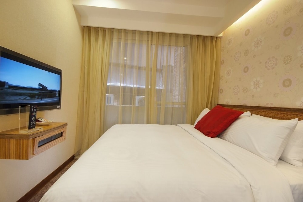 Golden Hotel 14/45