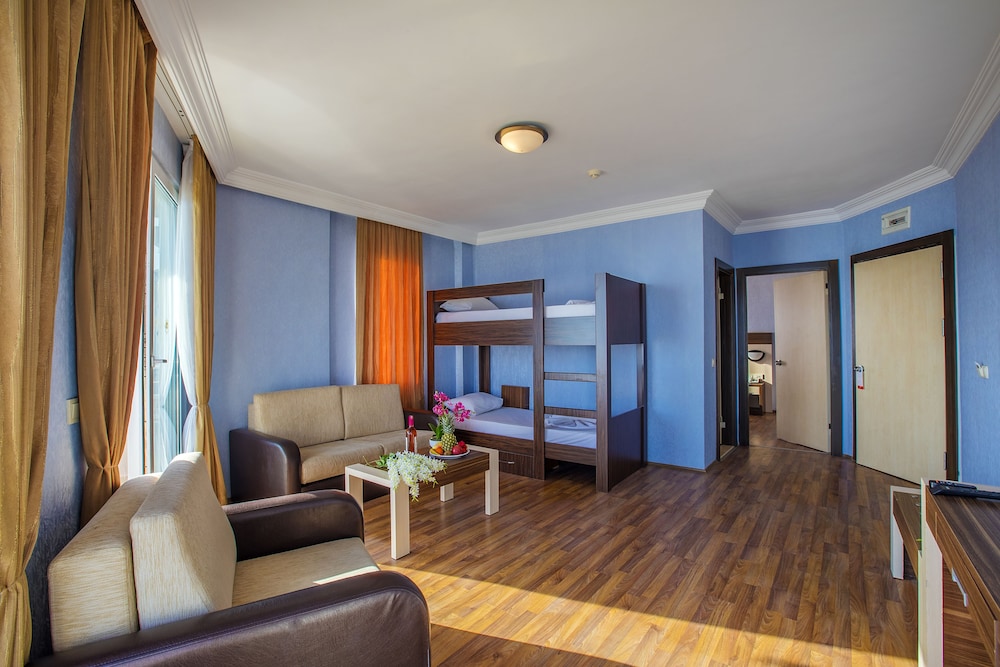 Hawaii Suite Beach Hotel 29/50