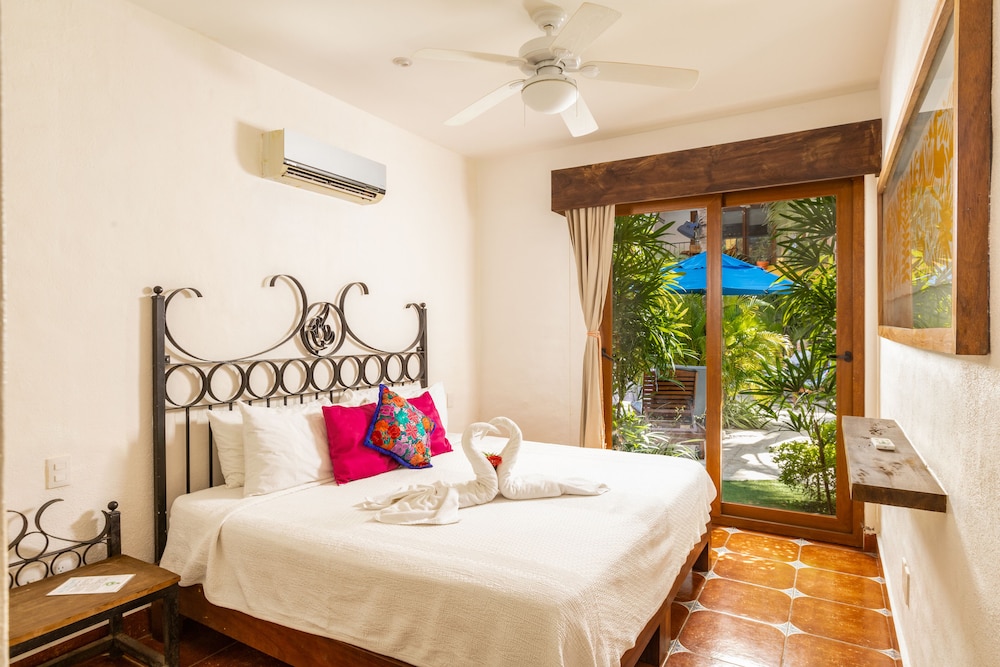 Family Suite, King Bed, Sofa, Kitchenette, Pool Access
