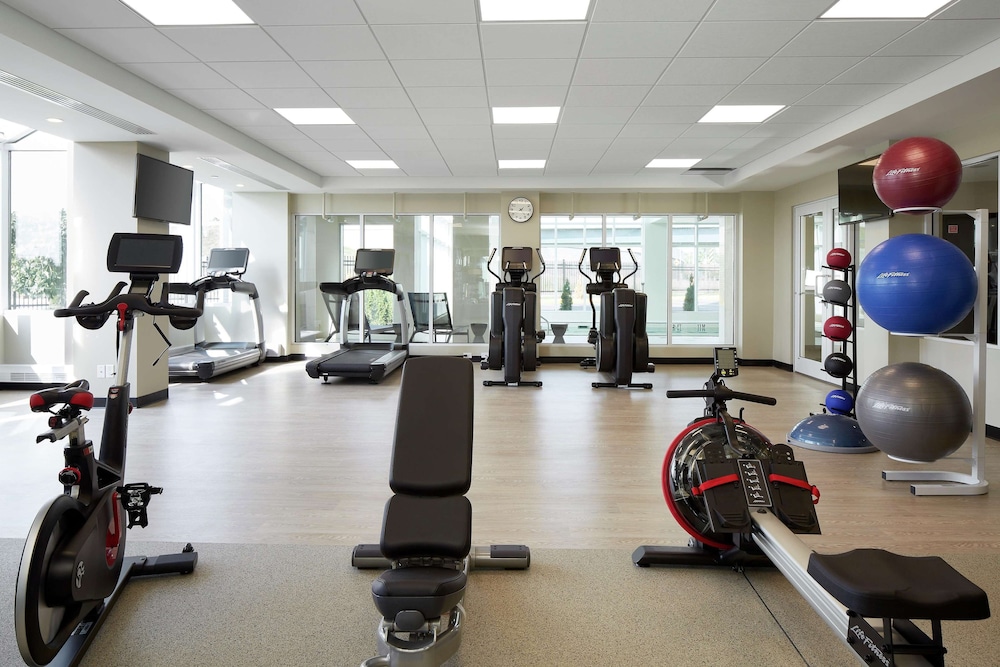 Doubletree by Hilton Montreal Airport 24/44