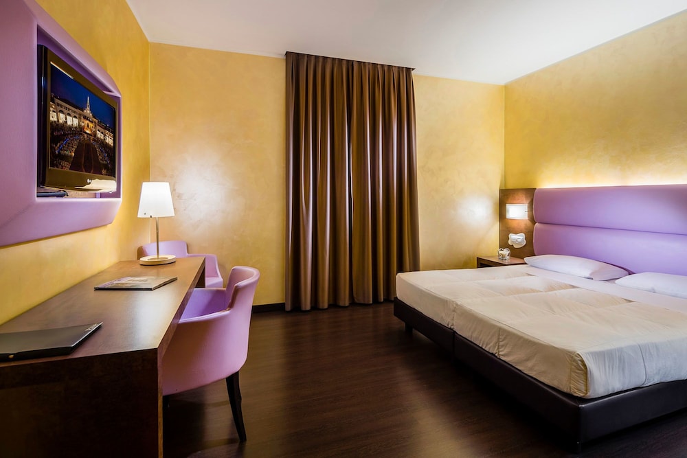 Base To Work Hotel 7/42