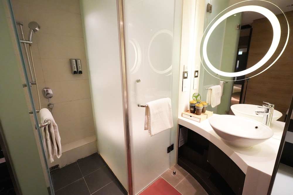 Epoch Hotel 30/34
