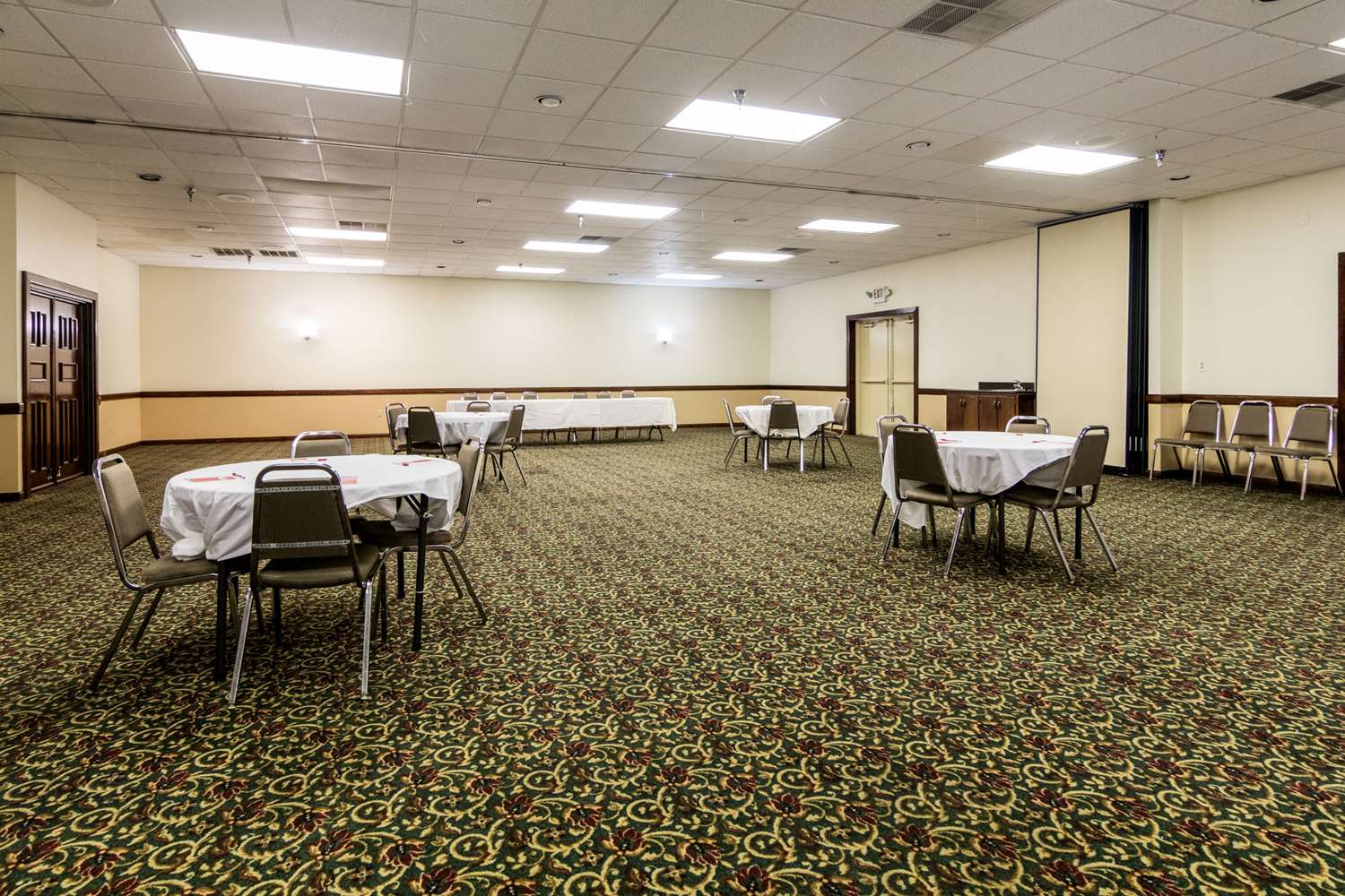Econo Lodge Inn & Suites Conference Center 39/44