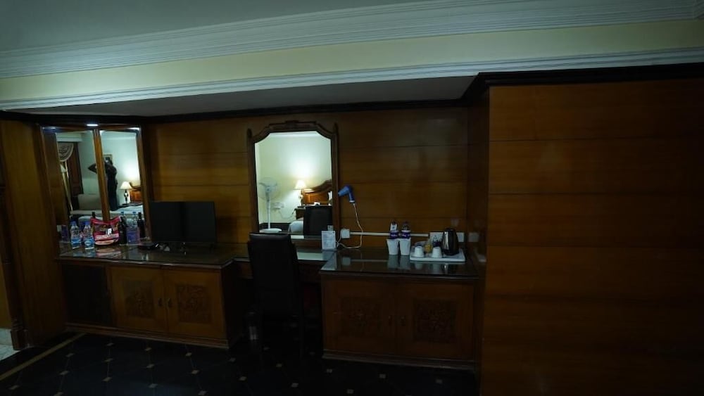 EMPIRES HOTEL 15/68