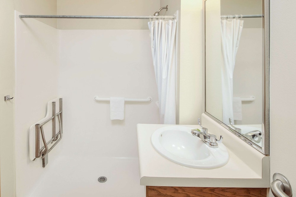 WoodSpring Suites Raleigh Apex 13/38