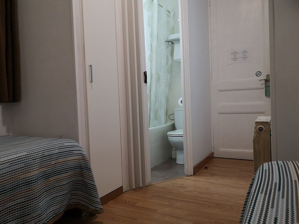 INTERIOR, BASIC, TWIN BEDS