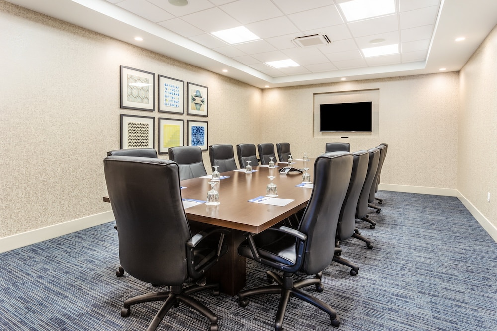 Holiday Inn Express Suites Springfield North 56/60