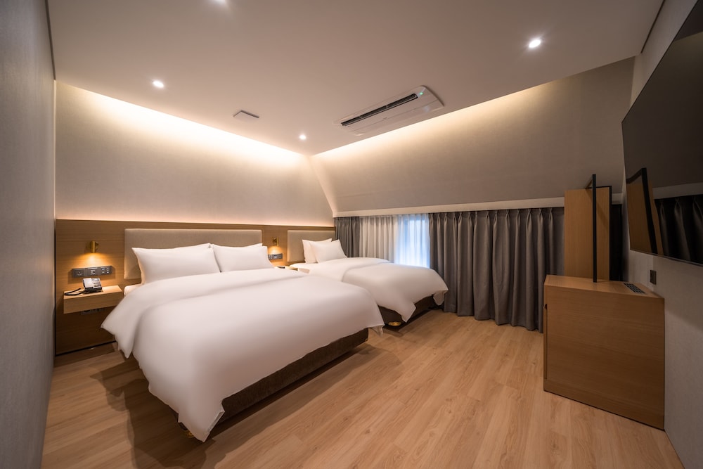 غرفة قياسية بسرير كوين وسرير فردي، Comfort inn Yeouido 3/4