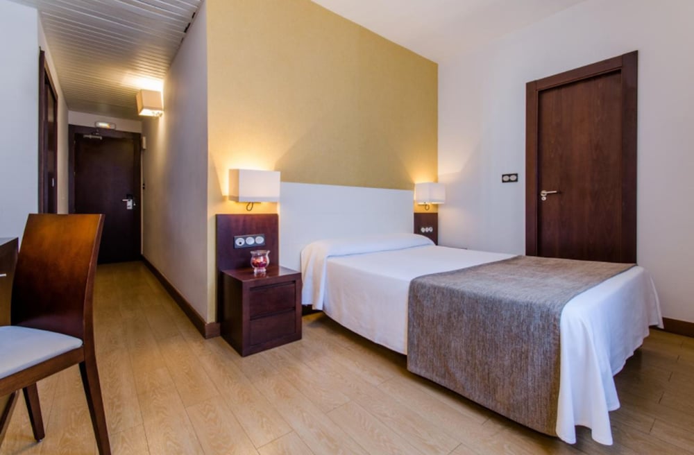 ROOM, SINGLE