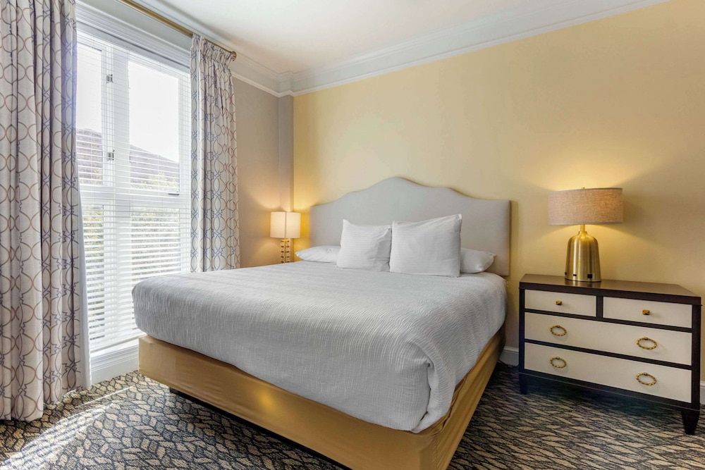 UPGRADE, KING BED, SOFA